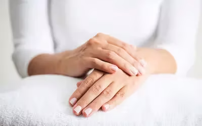 Natürlich schöne Gel-Nägel mit zarter Verstärkung – gepflegte Hände im natürlichen Look